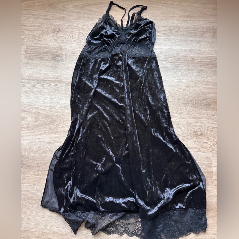 Torrid Black Lace-Trim Velvet Slip Dress with cage neckline size 2 NWT - Picture 3 of 7